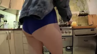 Big fatty butt cook in the kitchen
