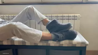 KIRA TAKING OFF HER COZY BOOTS AND SOCKS - MP4 Mobile Version
