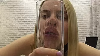 SMEARED FACE OF A BLONDE LESBIAN ON A GLASS!MP4