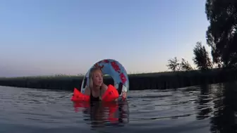 Alla swims on an inflatable ring Tom and Jerry and hotly fucks him on the lake and gets an orgasm!!!