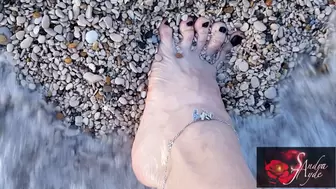 Sandra Jayde 07-09-21 Foot fetish at the sea with black toenail (1080p)