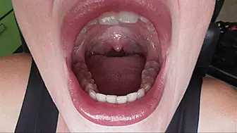 A BIG WIDE MOUTH SWALLOWS YOUR COCK!MP4