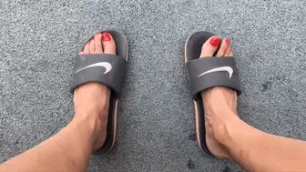KYLIE WEARS HER NIKE SLIPPERS OUTDOOR – MOV Mobile Version