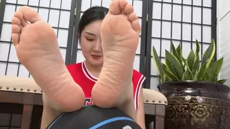 Beautiful Xiaolu shows her sexy big foot5 HD