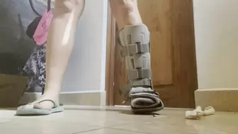 Close up toes in walking cast and flip flop