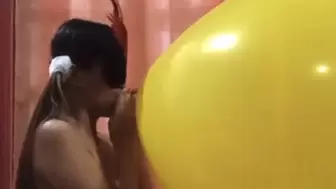 Kate's GIANT Yellow Balloon Blow To Pop