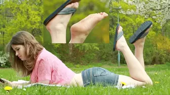 Dangling thong sandals in the park - Video update 13001 HD