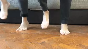 JOGGING ON A WOODEN FLOOR BAREFOOT AND IN FLIP FLOPS - MP4 HD