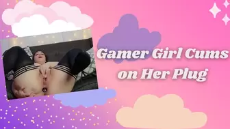 Gamer Girl Cums on Her Plug