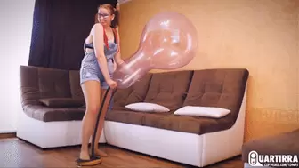 Q722 Derpy pumps to pop 25'' Longneck balloon with a foot pump - 1080p