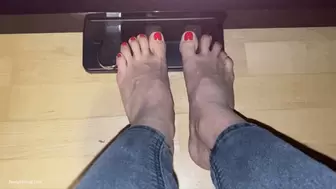 SEXY RED TOENAILPOLISHED FEET PUMPING PIANO PEDALS - MOV HD