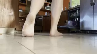 MILF-y bare feet in the kitchen