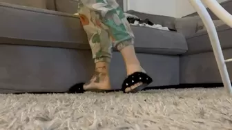 SPYING ON HER FEET IN FUZZY SLIPPERS - MP4 HD