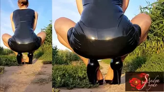 Sandra Jayde 26-08-21 Latex slut outside with shiny pantyhose and amazing high heels (1080p)