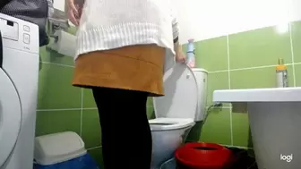 I am doing things on toilet in skirt and tights mp4