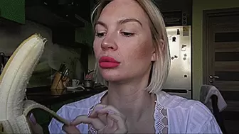 SUCKING A BANANA INSTEAD OF A BIG DICK WITH BRIGHT LIPS!MP4