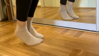 TIP TOE SOLES IN FRONT OF THE MIRROR - MP4 HD