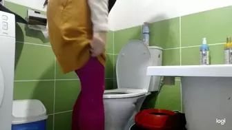 I pee in toilet in nice fuchsia tights mp4