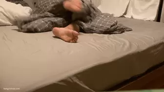 SNORING KIRA, SEXY SOLES UNDER THE COVERS - MOV Mobile Version