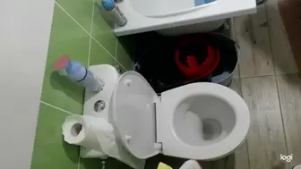 2 minutes pee in toilet mp4