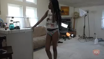 Brandi's standing Legjob and Pedal Pump in Jeans