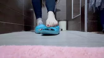 RUBBER SLIPPERS ON SMALL FEET - MP4 HD