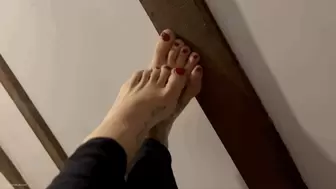 SMALL FEET ON CEILING - MP4 HD