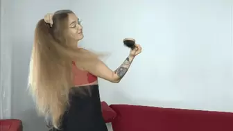 Valentina brush her long hair ( LONG HAIR )