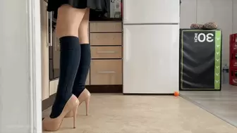 HOUSEWIFE JESS COOKING IN VERY HIGH HEELS - MP4 Mobile Version