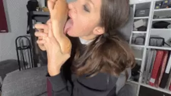 VR180 - Alice Licks Her Own feet & Sucks Her Own Toes