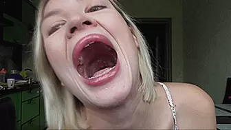 SMELLY YAWNS AT YOU !MP4