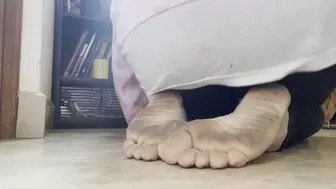 Dirty feet pointing and scrunching