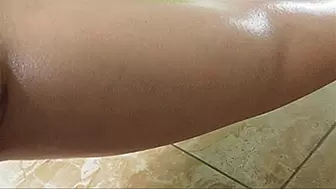 THOSE OILY, SINEWY LEGS ARE MADDENING!MP4