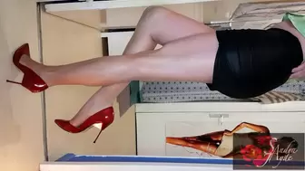 Sandra Jayde 08-01-22 Legshow in shiny pantyhose and red leather stilettos (1080p)