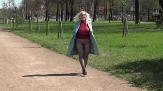 Flashing big tits-Nylon lady in street