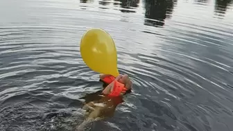 Alla swims astride an inflatable dinosaur on the lake and falls into the water and swims in an inflatable vest and inflatable armbands and makes a B2P yellow balloon 16 inches!!!