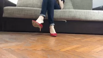 DANGLING SHOE HIGH HEELS AND BLUE JEANS - MP4 HD