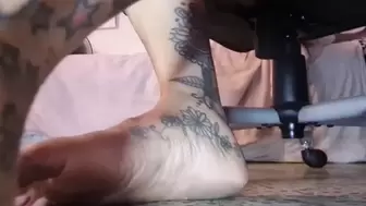 Sexy milf Puts her Dirty Feet right in your face while she watches tv and ignores you