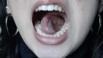 Aurora's Teeth Bite and Suck A Mint