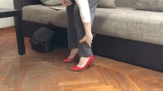 FOOT MASSAGE FOR SECRETARY WITH SWOLLEN AND SORE FEET - MP4 Mobile Version