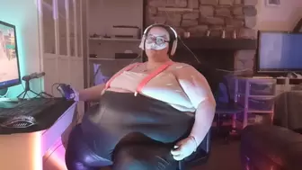 SSBBW GAMING IN TIGHT LEATHER PANTS BOUNCING ON CHAIR