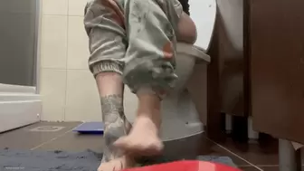 SEXY JESS PEE AND SCRUBBING TOILET BAREFOOT - MOV Mobile Version