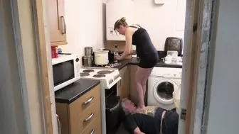 Chelsea chopping Up The Garlic Whilst Standing On Her Slave (4K)