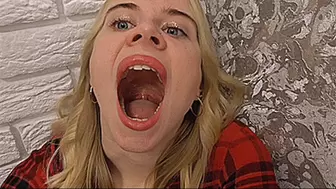 BIG MOUTH YAWNING WITH A FLASHLIGHT SO YOU CAN SEE BETTER!MP4