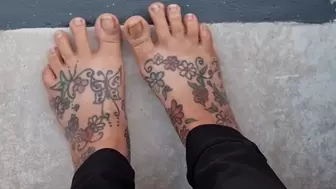Barefoot Walking & Toe Wiggling un painted Toe Nails Closeups