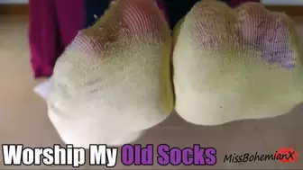 Old Socks almost Transparent and Toe Wiggling - Foot FETISH - HD MP4