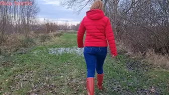 Red Hunter wellies and puffer jacket in the mud