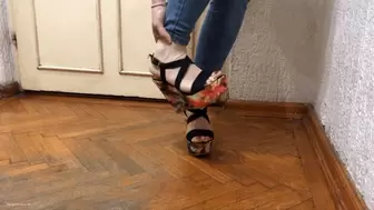 ANKLE SPRAINED SMALL FEET IN PLATFORM SHOES - MP4 Mobile Version
