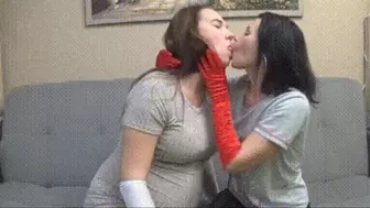 Blowing kisses to face each other and sucking tongue 2JI