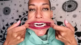 AMAZING Mouth stretching